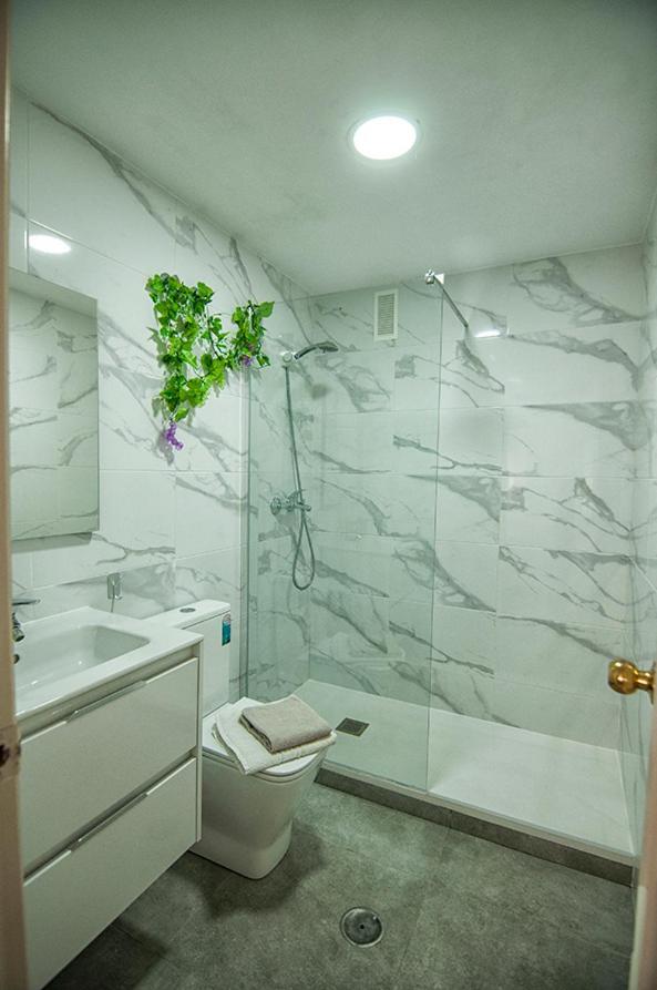 Luminoso Y Fresco Apartamento En 2ª Linea De Playa Фуэнхирола Экстерьер фото